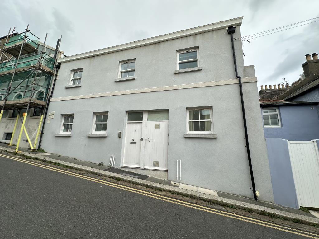 Lot: 51 - ONE-BEDROOM TOP FLOOR FLAT - Outside of property